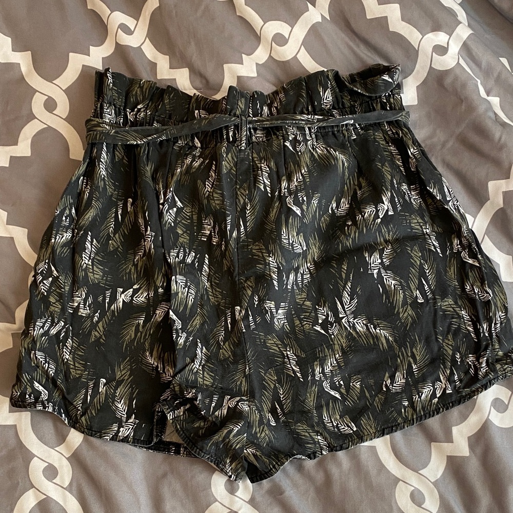 Express Black Feather Pattern High Waist Shorts - image 3